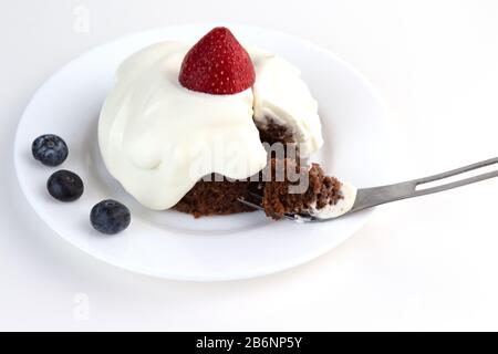Ketogener Mandelkuchen aus Schokolade mit Schlagsahne und Erdbeere. Niederkarb, Sugar-Free. Stockfoto