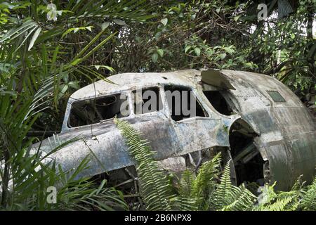 dh Kuranda Village CAIRNS AUSTRALIEN Regenwaldflugzeug Wrack Douglas DC-47DL Dakota Flugzeugwrack Stockfoto