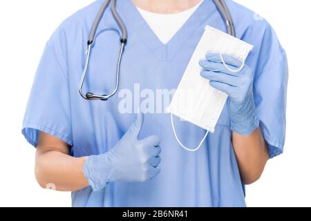 Nahaufnahme eines nicht erkennbaren Arztes mit Stethoskop um den Hals, das den Daumen zeigt und empfiehlt, Gesichtsmaske zu tragen Stockfoto