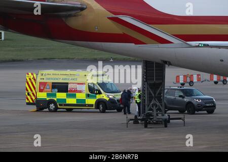 Ein Mitglied des NHS West Midlands Ambulance Service, das Schutzkleidung und eine Gesichtsmaske trägt, spricht mit den Passagieren (links) vom von Coronavirus geschlagenen Kreuzfahrtschiff Grand Princess, nachdem sie nach ihrer Rückführung aus den USA auf den Flughafen Birmingham angekommen sind. PA Foto. Bilddatum: Mittwoch, 11. März 2020. Rund 140 britische Urlauber waren vor der Westküste Amerikas auf dem Schiff gestrandet, nachdem 21 Menschen positiv auf das Virus an Bord getestet hatten. Siehe PA Story HEALTH Coronaviru. Der Lichtbildkredit sollte lauten: Steve Parsons/PA Wire Stockfoto