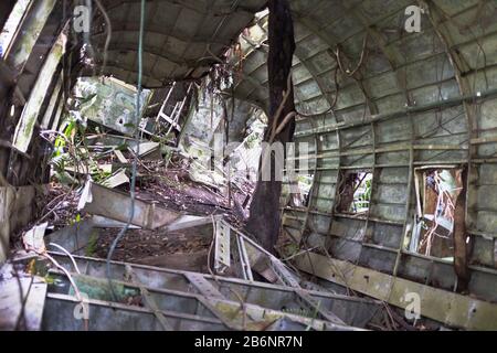 dh Kuranda Village CAIRNS AUSTRALIEN Regenwaldflugzeug Wrack Douglas DC-47DL Innenflugzeug Wrack Stockfoto