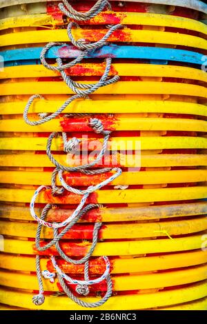 Plastikeimer, die von den örtlichen Fischern verwendet werden, um ihren Fischfang vom Fischerboot auf den Markt zu bringen, Sandakan, Sabah District, Borneo, Malaysia Stockfoto