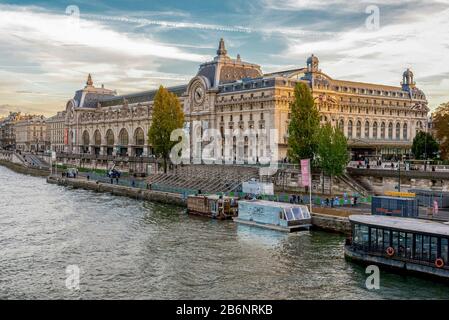 Ein herrlicher Blick auf das Musee d'Orsay Museum und seine Flussufer, Paris, Frankreich Stockfoto