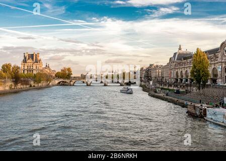 Blick auf die seine von einer Fußgängerbrücke in der Nähe des Musee d'Orsay Museums, Paris, Frankreich Stockfoto