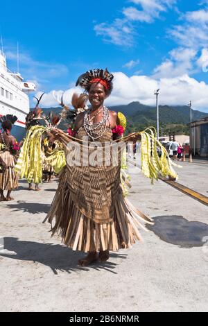 dh Port Willkommen Frau Tänzerin ALOTAU PAPUA-NEUGUINEA traditionelle PNG nativen Begrüßung Kreuzfahrt Besucher Tourismus Person Stammes Kleid Kultur Frauen Menschen Stockfoto