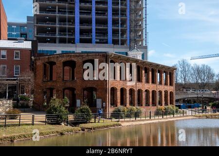 Der Wyche Pavilion in Greenville, South Carolina, ist eine alte Ziegelei am Ufer des Reedy River Stockfoto