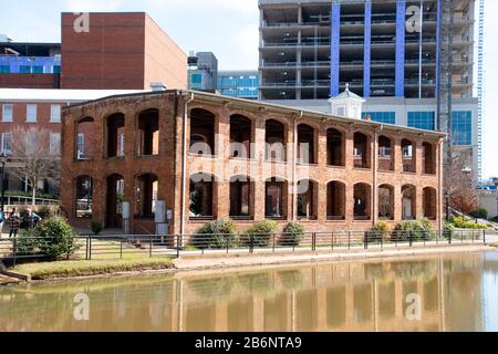 Der Wyche Pavilion in Greenville, South Carolina, ist eine alte Ziegelei am Ufer des Reedy River Stockfoto