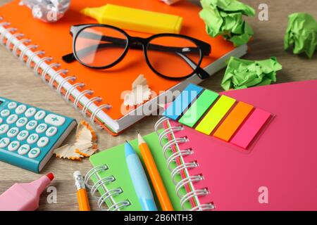 Stationär auf Holzhintergrund, Nahaufnahme. Studienkonzept Stockfoto