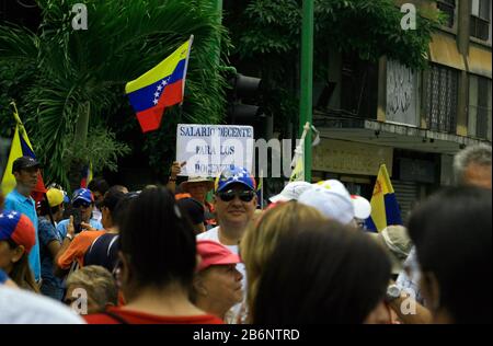 Carabobo, Venezuela. März 2020. Valencia, Carabobo, Venezuela. März 2020. März 2020. Die Mitglieder der Zivilgesellschaft protestierten erneut gegen das, was sie die Diktatur von Nicolas Maduro nennen, und reagierten damit auf den Aufruf von Juan Guaido, dem für mehr als 50 Länder verantwortlichen und anerkannten präsidenten, Der die Venezolaner aufforderte, auf die Straße zu gehen, um gegen die Rechte ihrer Bürger zu protestieren und auf der Suche nach der Rückkehr der Demokratie in das Land. Die Proteste werden auf nationaler Ebene stattfinden, und in Caracas ist das Ziel der Sitz der Nationalversammlung. Das Plakat sagt auf Spanisch "Gehalt für te Stockfoto