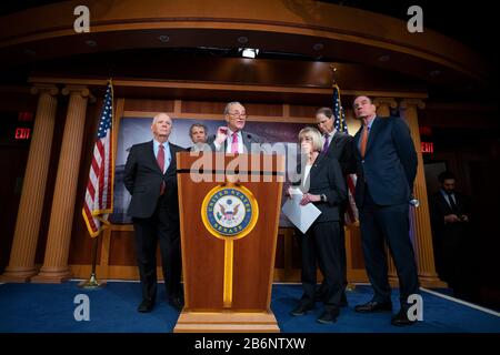 Washington DC, USA. März 2020. United States Senate Minority Leader Chuck Schumer (Demokrat von New York), neben dem US-Senator Ben Cardin (Demokrat von Maryland), dem US-Senator Sherrod Brown (Demokrat von Ohio), US-Senator Patty Murray (Demokrat von Washington), dem US-Senator Ron Wyden (Demokrat von Oregon), Und US-Senator Mark Warner (Demokrat von Virginia) spricht nach dem Ausbruch des Coronavirus während einer Pressekonferenz im United States Capitol in Washington, DC, USA am Mittwoch, 11. März 2020, über bezahlten Krankenstand. Kredit: Stefani Re Stockfoto