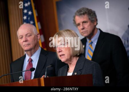 Washington DC, USA. März 2020. Washington, DC, USA. März 2020. US-Senator Patty Murray (Demokrat von Washington) spricht neben dem US-Senator Ben Cardin (Demokrat von Maryland) und dem US-Senator Sherrod Brown (Demokrat von Ohio) nach dem Ausbruch des Coronavirus während einer Pressekonferenz im United States Capitol in Washington, DC, USA über bezahlten Krankenstand. Am Mittwoch, den 11. März 2020. Kredit: Stefani Reynolds/CNP weltweite Nutzung Credit: Dpa / Alamy Live News Credit: Dpa Picture Alliance / Alamy Live News Stockfoto