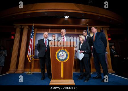 Washington DC, USA. März 2020. United States Senate Minority Leader Chuck Schumer (Demokrat von New York), neben dem US-Senator Ben Cardin (Demokrat von Maryland), dem US-Senator Sherrod Brown (Demokrat von Ohio), US-Senator Patty Murray (Demokrat von Washington), dem US-Senator Ron Wyden (Demokrat von Oregon), Und US-Senator Mark Warner (Demokrat von Virginia) spricht nach dem Ausbruch des Coronavirus während einer Pressekonferenz im United States Capitol in Washington, DC, USA am Mittwoch, 11. März 2020, über bezahlten Krankenstand. Kredit: Stefani Re Stockfoto