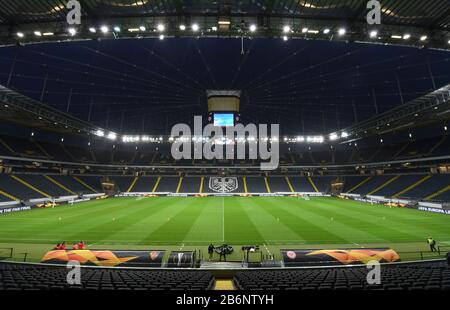 Frankfurt, Deutschland. März 2020. Europa League, Vor der ersten Runde der letzten sechzehn Eintracht Frankfurt - FC Basel in der Commerzbank-Arena. Blick ins leere Stadion. Wegen der Verbreitung des Corona-Virus muss das Spiel ohne Zuschauer gespielt werden. Diese Entscheidung traf das Gesundheitsamt Frankfurt nach einer Neubewertung der Situation. Credit: Dpa Picture Alliance / Alamy Live News Stockfoto