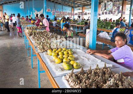 dh PNG Marktwirtschaft ALOTAU PAPUA NEUGUINEA Native Woman in Obstbau Gemüse Lebensmittel Anbieter Stockfoto