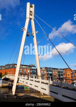 Centenery Bridge eine moderne Fußgängerbrücke über den Fluss Aire in Leeds West Yorkshire England Stockfoto