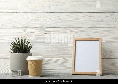 Saftig, Kaffee und Rahmen auf weißem Holzhintergrund, Platz für Text Stockfoto