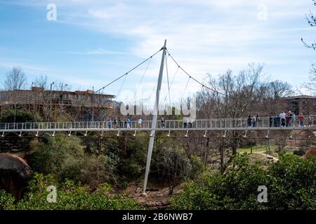 Seitenansicht der Liberty Bridge über den Reedy River in Greenville, South Carolina Stockfoto