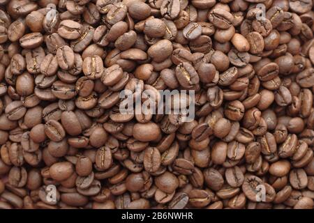 Nahaufnahme der Rohkaffebohnen auf dem Tisch Stockfoto