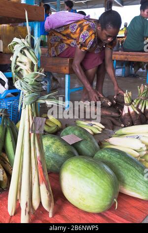 dh PNG-Markt AOTAU PAPUA-NEUGUINEA Native Stall Holder Woman Gemüsemärkte Produkte zeigen Gemüse Lebensmittel an Stockfoto