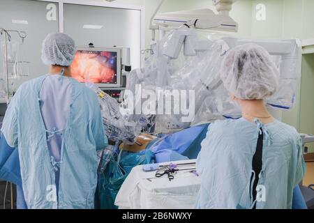 Der Prozess der chirurgischen Operation mit einem modernen Roboterchirurgiesystem. Medizinischer Roboter. Minimalinvasive Roboteroperationen. Stockfoto