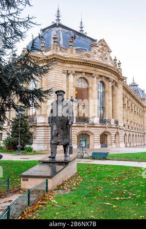 Winston Churchill-Statue in einem kleinen Park in der Nähe des Petit Palais Museums, Paris, Frankreich. Hergestellt 1988 von dem Bildhauer Jean Cardot Stockfoto