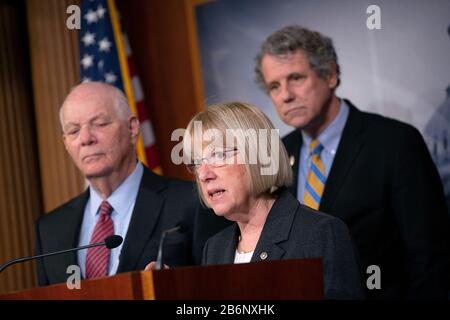 Washington DC, USA. März 2020. US-Senator Patty Murray (Demokrat von Washington) spricht neben dem US-Senator Ben Cardin (Demokrat von Maryland) und dem US-Senator Sherrod Brown (Demokrat von Ohio) nach dem Ausbruch des Coronavirus während einer Pressekonferenz im United States Capitol in Washington, DC, USA über bezahlten Krankenstand. Am Mittwoch, den 11. März 2020. Kredit: MediaPunch Inc/Alamy Live News Stockfoto