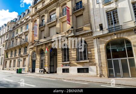 Ungarische Instutute von Paris, Gebäude und Eingang, Paris, Frankreich. Die Statue wurde 2007 aufgestellt. Bildhauer - Andras Lapis Stockfoto