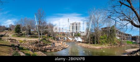 Ein parnoramischer Blick auf den Falls Park an der Reedy mit Hängebrücke und Wasserfall in Greenville, South Carolina Stockfoto