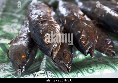 dh PNG-Markt AOTAU PAPUA-NEUGUINEA Trockenmakrele Fischprodukte zeigen Lebensmittelmärkte an Stockfoto