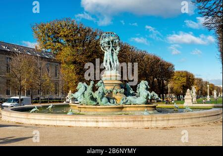 Ein schöner Brunnen namens "Fontaine de l'Observatoire" im südlichen Teil des Jardins du Luxembourg, Paris, Frankreich. Der Brunnen wurde im Jahr 1874 errichtet. Stockfoto