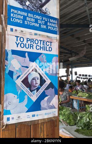 dh PNG-Markt ALOTAU PAPUA-NEUGUINEA Warnschild zur Impfung von Kindern Schützen Sie Ihre Kindererziehungsplakate Kinderbetreuungsinformatoren Stockfoto