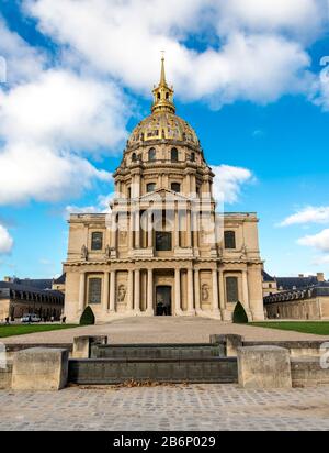 Zentraler Eingang zur Kirche des Hotel des Invalides von der Avenue de Tourville, Paris, Frankreich Stockfoto