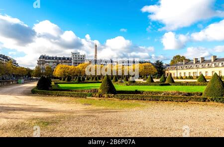 Ein landschaftlich schöner Landschaftsgarten in der Nähe der Kirche des Hotel des Invalides und des Eiffelturms auf dem Hintergrund, Paris, Frankreich Stockfoto