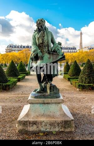 Eine Statue des berühmten französischen Architekten Jules Hardouin-Mansart im Landschaftsgarten des Les Invalides Complex, Paris, Frankreich. Stockfoto