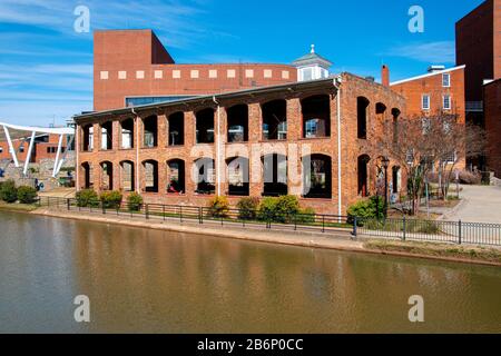 Der Wyche Pavilion in Greenville, South Carolina, ist eine alte Ziegelei am Ufer des Reedy River Stockfoto