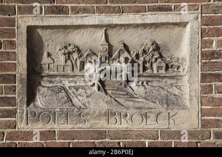 Gevelsteen traf sich mit een gezicht op Polsbroek en de tekst POELS BROECK Gevelsteen met een gezicht op Polsbroek en de tekst: Poels BROECK. Afkomstig van de Prinsengracht 785 te Amsterdam. Material: Zandsteen Abmessungen: L 51,0 cm. × b 81,0 cm. × d 12,0 cm. Stockfoto