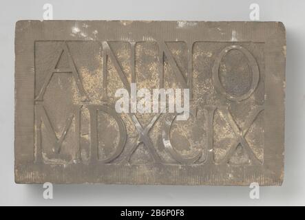 Gevelsteen met opschrift ANNO MDXCIX, KOG-als-176 Liggende rechthoek met rondom een brede gearceerde Rand, Stockfoto