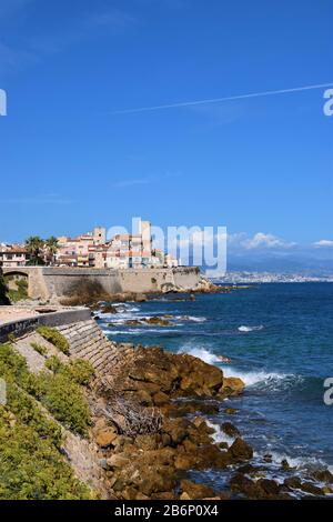 Antibes Altstadt und Küste landschaftlich schöne Aussicht, Südfrankreich Stockfoto