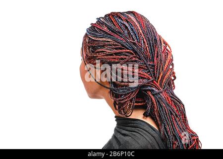 Isoliert auf weißer Frau mit bunten Haaren geflochten in dünnen Zöpfen oder Dreadlocks im afrikanischen Stil Stockfoto