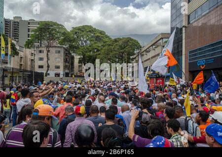 Caracas, Miranda, Venezuela. März 2020. März und Kundgebung in Caracas, vom präsidenten Venezuelas, Juan GuaidÃ³, zu den venezolanischen Bürgern aufgerufen, ihr Recht auf einen Sitz in der Nationalversammlung zu beanspruchen und von dort aus würde die ordentliche Sitzung mit verschiedenen Sektoren der Zivilgesellschaft abgehalten werden, Wer würde ihre Liste der Konflikte vorstellen. Caracas, 10. März 2020 Credit: Jimmy Villalta/ZUMA Wire/Alamy Live News Stockfoto