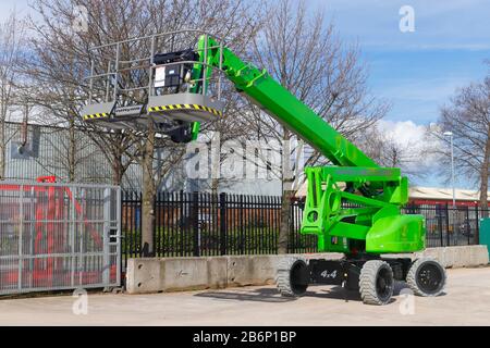 Ein 28 m selbstfahrender Ausleger hebt den HR28 Hybrid mit Einem Nitty Lift an Stockfoto