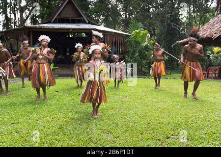 dh traditionelle PNG native Tänze ALOTAU PAPUA NEUGUINEA einladend Besucher zu Dorf Kinder tanzen Kultur Familie Tribal Kleid Stämme Frauenstamm Stockfoto