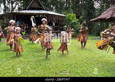 dh PNG nativen Tänzer ALOTAU PAPUA NEUGUINEA traditionelle Begrüßung Besucher von Dorfkindern tanzen Kultur Familie Stammes willkommen Einheimischen Stamm Stockfoto