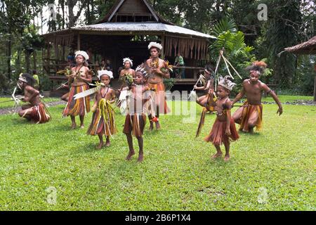 dh PNG Dorf einheimische Tänzer ALOTAU PAPUA NEUGUINEA traditionell Kinder Kultur Familie tanzen Stamm indigenen willkommen Stockfoto