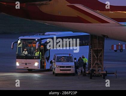 Passagiere der von Coronavirus heimgeprallten Grand Princess kommen nach ihrer Rückführung aus den USA am Flughafen Birmingham an. Stockfoto