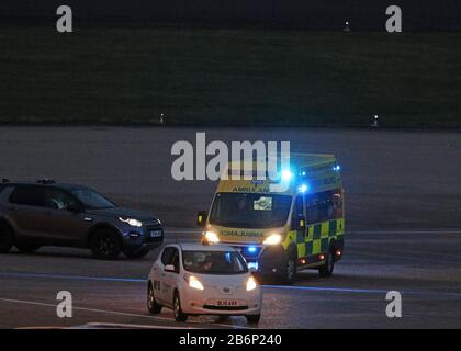 Passagiere der von Coronavirus heimgeprallten Grand Princess kommen nach ihrer Rückführung aus den USA am Flughafen Birmingham an. Stockfoto