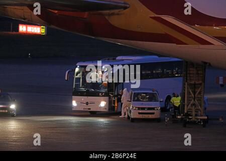 Passagiere der von Coronavirus heimgeprallten Grand Princess kommen nach ihrer Rückführung aus den USA am Flughafen Birmingham an. Stockfoto