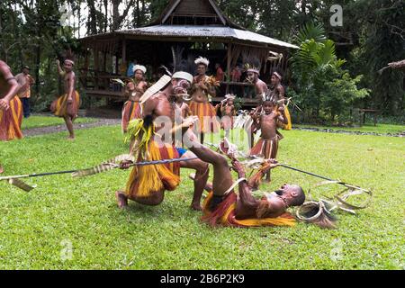 dh lokale Tänzerinnen UND Tänzerinnen AUS DEM lokalen Tanz ALOTAU PAPUA-NEUGUINEA traditionelle PNG-Dorf Tänzerinnen Krieg Tanz Kultur Stamm Waffen Stockfoto