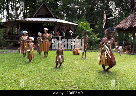 dh PNG Dorfkultur AOTAU PAPUA-NEUGUINEA traditionelle einheimische Tänzerinnen Kinder tanzen Dörfer Stammes Familie Stamm tanzen Stockfoto