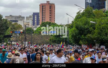 Caracas, Miranda, Venezuela. März 2020. März und Kundgebung in Caracas, vom präsidenten Venezuelas, Juan GuaidÃ³, zu den venezolanischen Bürgern aufgerufen, ihr Recht auf einen Sitz in der Nationalversammlung zu beanspruchen und von dort aus würde die ordentliche Sitzung mit verschiedenen Sektoren der Zivilgesellschaft abgehalten werden, Wer würde ihre Liste der Konflikte vorstellen. Caracas, 10. März 2020 Credit: Jimmy Villalta/ZUMA Wire/Alamy Live News Stockfoto